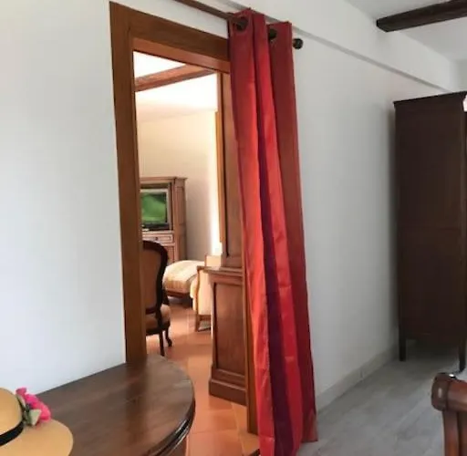 Le Des Francs Bourgeois בית נופש