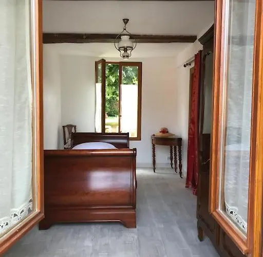 Le Des Francs Bourgeois בית נופש