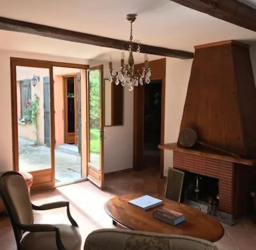 Le Des Francs Bourgeois בית נופש *